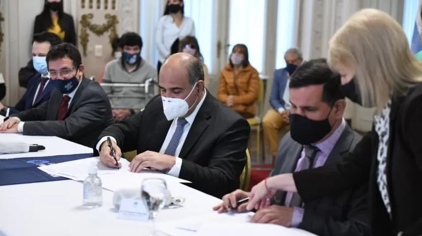 FIRMA DE CONVENIO. Manzur encabezó el acto en el Salón Blanco. Foto: Comunicación Pública