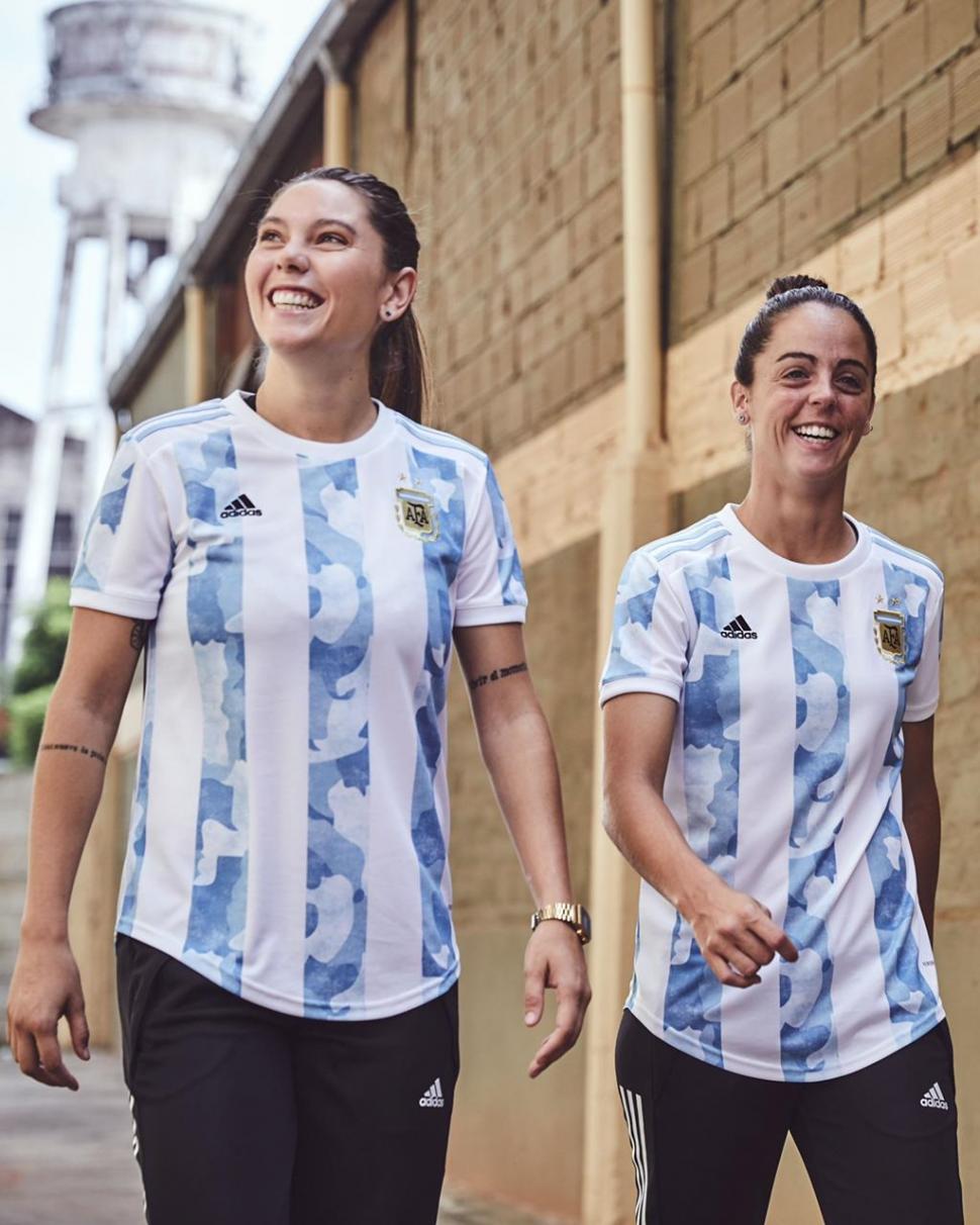 ALEGRÍA PURA. Menéndez y Larroquette del seleccionado femenino, formarón parte del vídeo publicitario y no pudieron ocultar su satisfacción, al colocarse nuevamente la celeste y blanca. fotos adidas