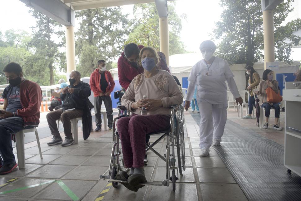  EN SILLA DE RUEDAS. Muchos fueron acompañadas por sus parientes.
