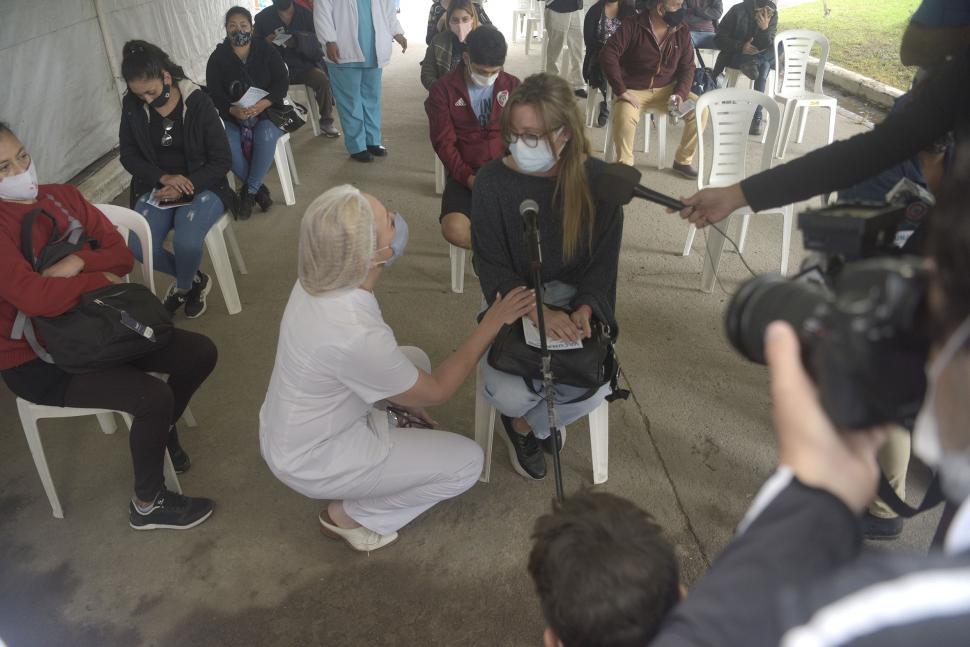 EN CUCLILLAS. La ministra Chahla atendió a una preocupada joven.