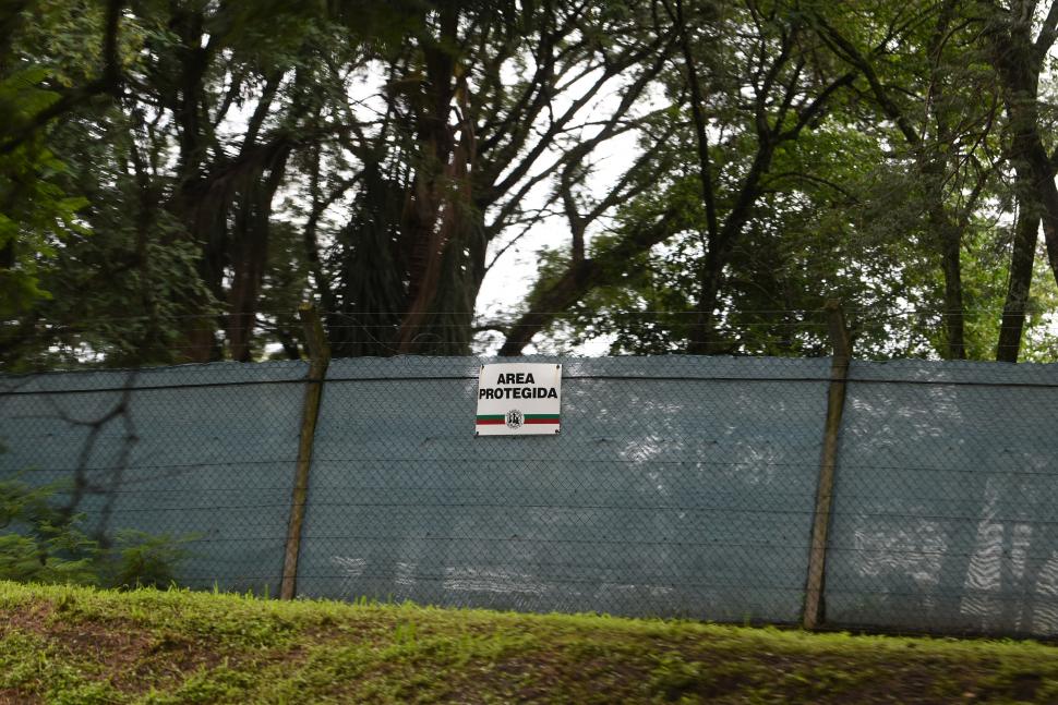 ÁREA PROTEGIDA. Los ladrones ingresaron cortando la cerca perimetral. la gacetsa / fotos de diego aráoz