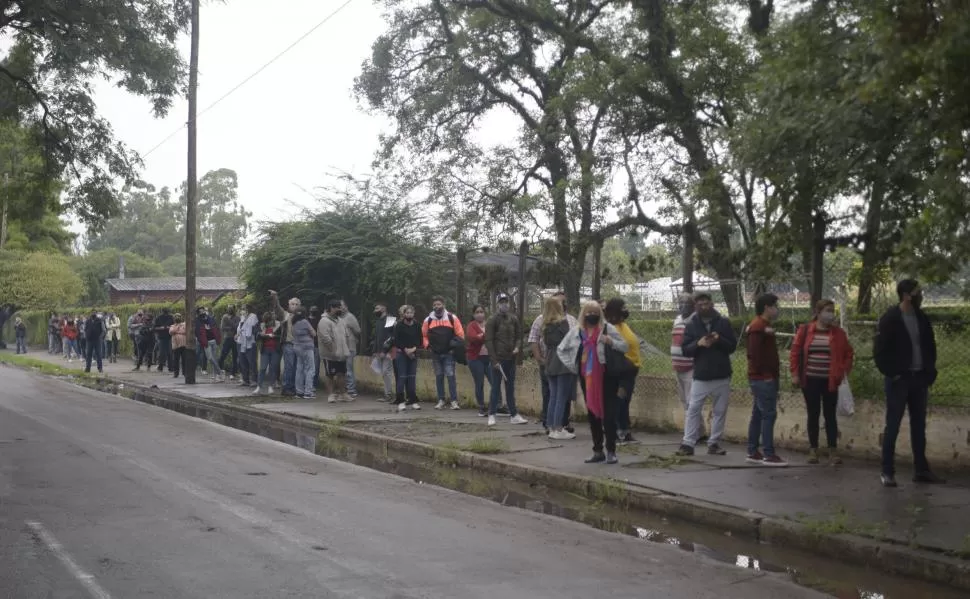 LARGA FILA DE INSCRIPTOS PARA SER INOCULADOS. Desde mucho antes de las 9, el horario de inicio de la vacunación, muchas personas con diabetes tipo 1 se llegaron al Hipódromo para recibir la primera dosis. la gaceta / fotos de franco vera 