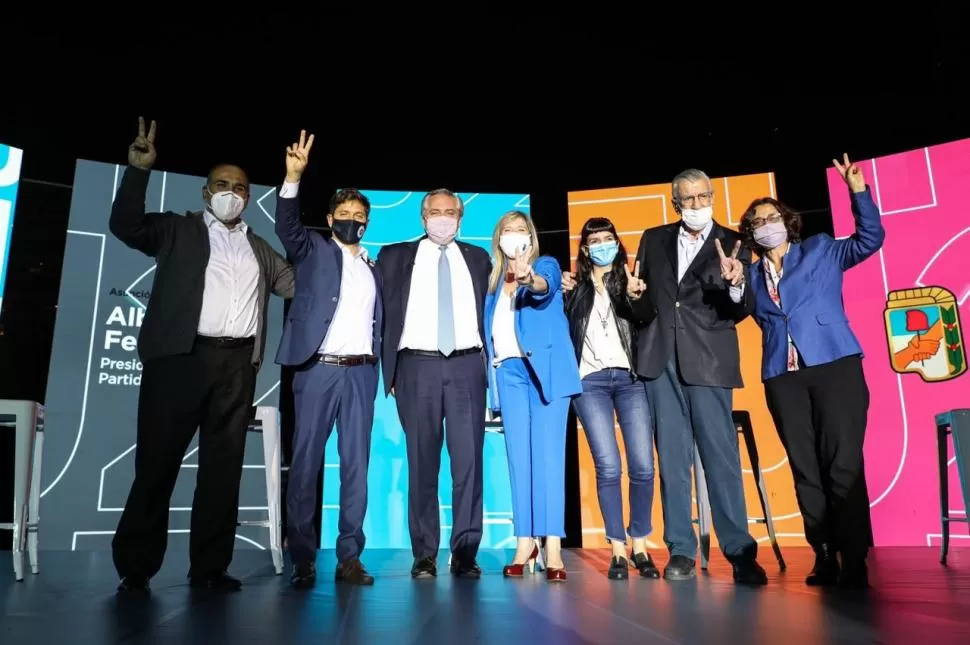 CON LA “V” DE LA VICTORIA. Manzur, a la izquierda, junto al Presidente y a otras autoridades.  