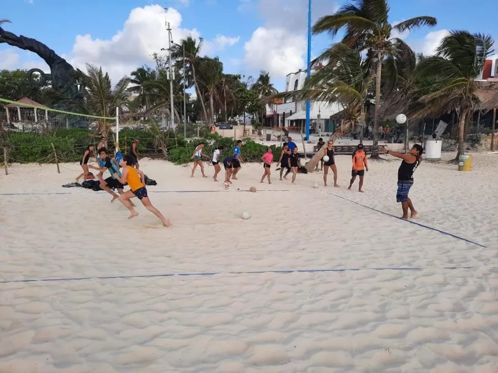 FUERZA. Los entrenadores no sólo usaron las canchas techadas, también trabajaron en las playas. En la arena, la prioridad fue el desarrollo de la potencia muscular.  