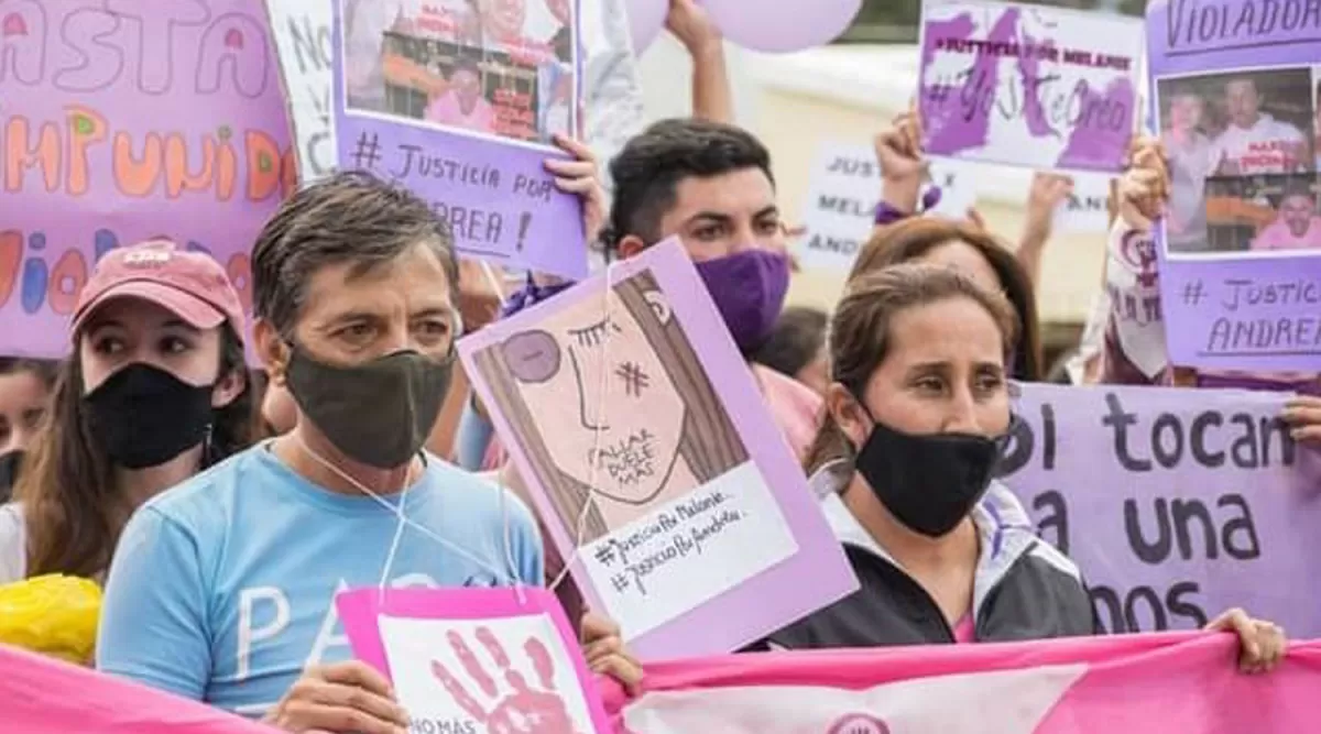 RESPALDO. Con carteles y banderas, allegados a la denunciante pidieron Justicia por dos casos de abuso. fotos de augusto gr