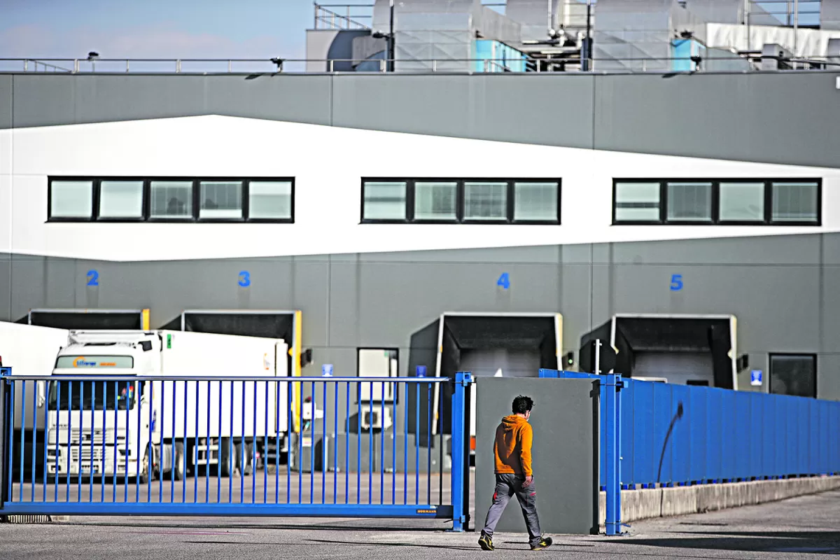 ESCÁNDALO. La policía italiana halló millones de dosis de vacunas de AstraZeneca en esta fábrica de la firma Catalent en  Anagni, cerca de Roma. 