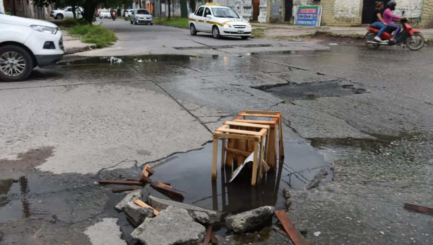 EN VILLA ALEM. La esquina de Ayacucho y La Plata fue adornada con un cajón de frutas para advertir la presencia de |un pozo. 