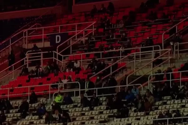 Los vivos en el fútbol nunca faltan; ahora copan las tribunas