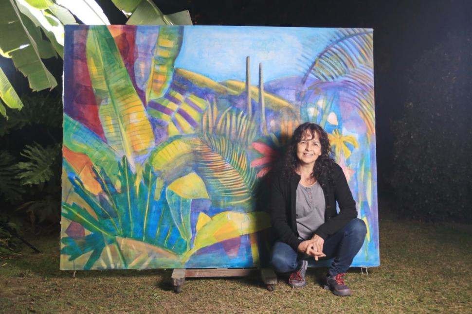 LOS COLORES DE TUCUMÁN. María Florencia Ortiz Mayor reivindica su identidad cultural: “Siempre estoy metida dentro de mi paisaje, Yerba Buena”. FOTO DE PAULA CARLINO