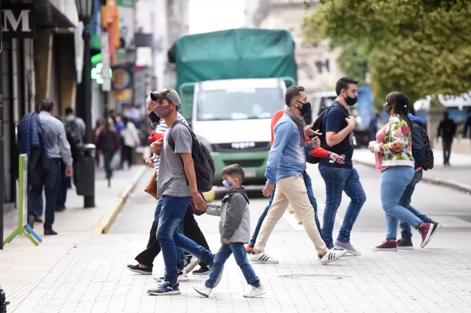 PRECAUCIONES Utilizar correctamente el barbijo y mantener la distancia social es fundamental para prevenir.