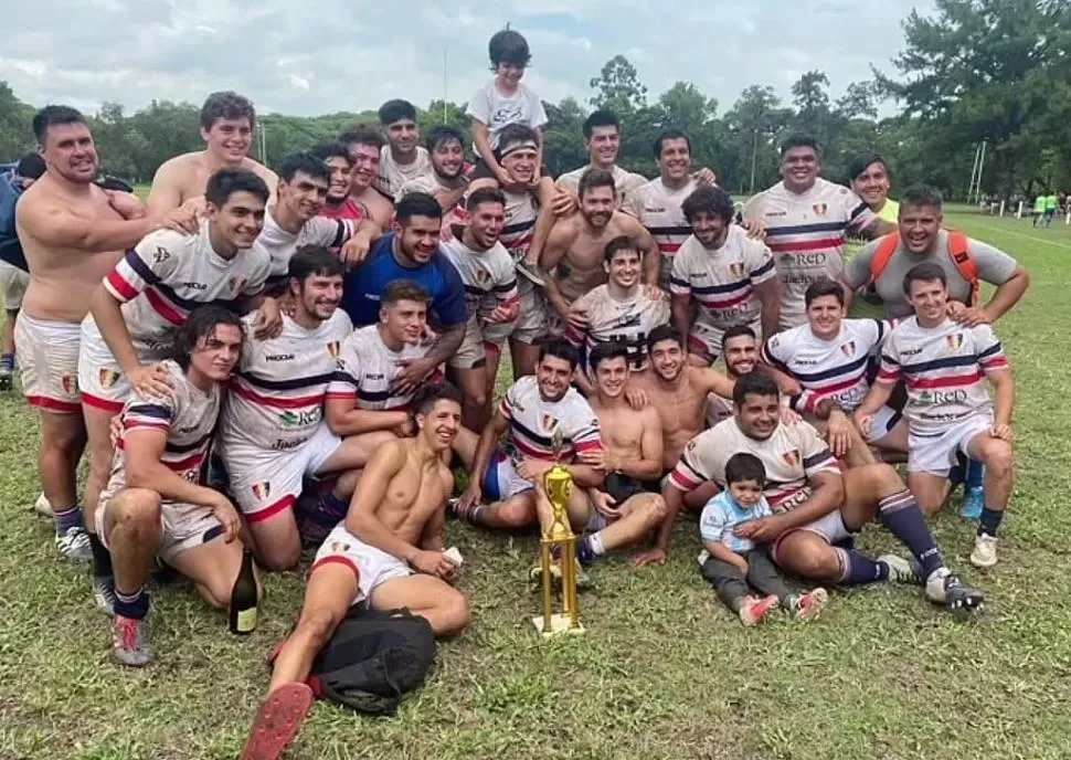 CELEBRACIÓN. El plantel posa con el trofeo del torneo de Bajo Hondo luego de festejar el triunfo ante Lawn Tennis en la final.  