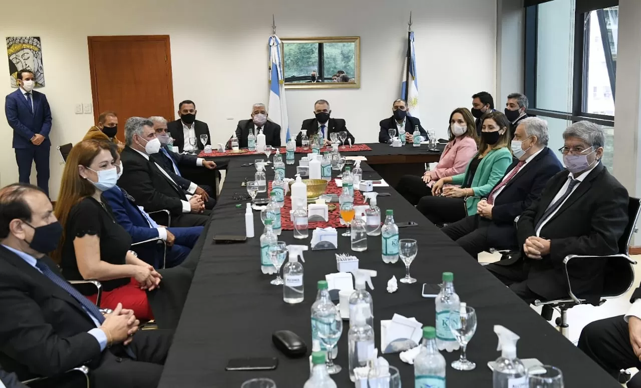 ENTRE JALDISTAS. El vicegobernador Jaldo y el jefe de bloque, Álvarez, coordinaron la reunión. Foto: Prensa HLT