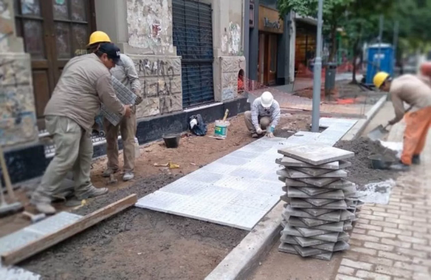 OBREROS TRABAJANDO. La semipeatonalización de la 25 de Mayo al 300, al inicio de su ejecución. Foto: Prensa SMT