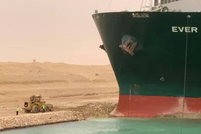 Suspenden temporalmente la navegación por el Canal de Suez por un buque encallado
