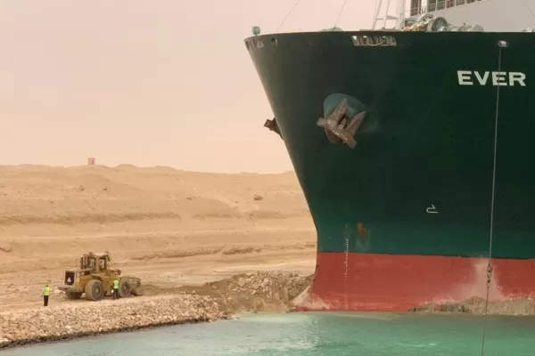 Suspenden temporalmente la navegación por el Canal de Suez por un buque encallado