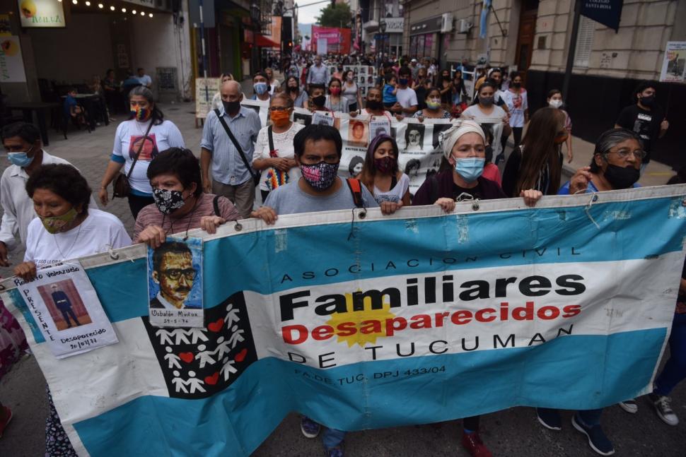 BANDERAS. Los familiares levantaron las imágenes de sus desaparecidos.