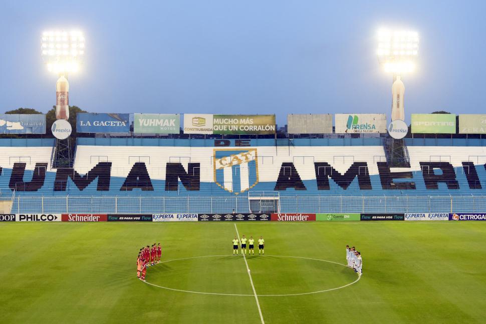 MINUTO DE SILENCIO. Jugadores y árbitros respetaron la pequeña ceremonia en honor al Día de la Memoria. 