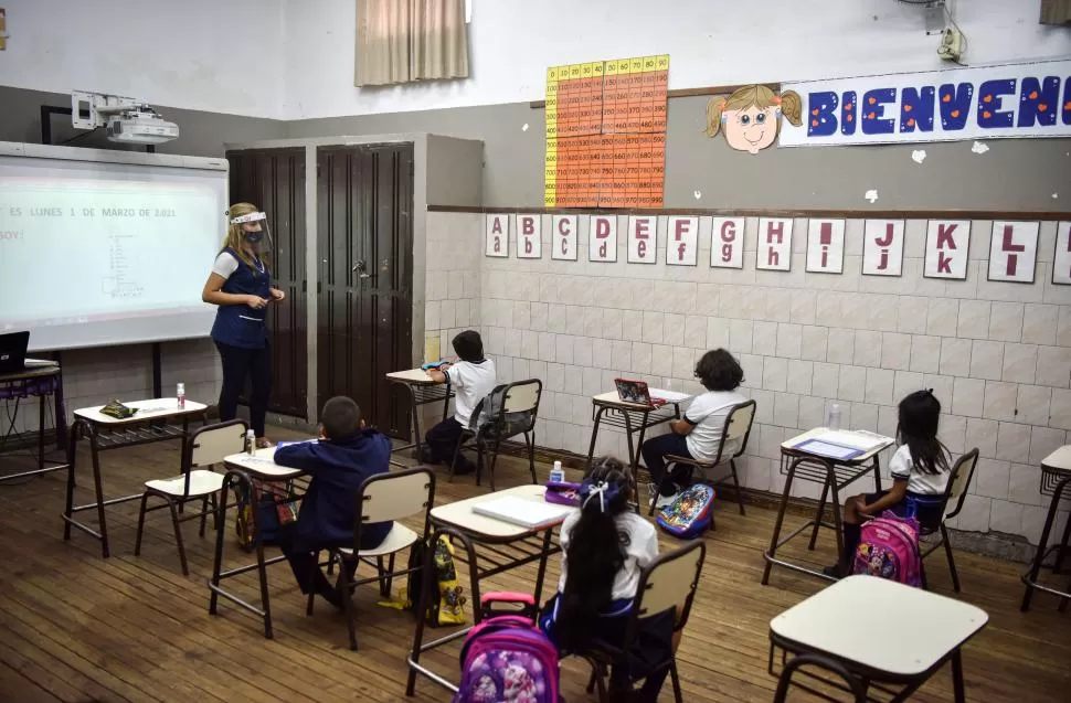 DIFÍCIL EQUILIBRIO. Cuesta mucho mantener la presencialidad en las escuelas.  LA GACETA / FOTO DE INÉS QUINTEROS ORIO