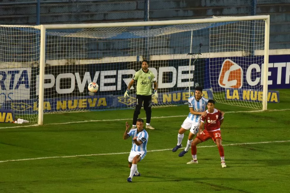 El Decano no jugó mal con dos hombres menos y hasta pudo ganar un partido que tuvo de todo