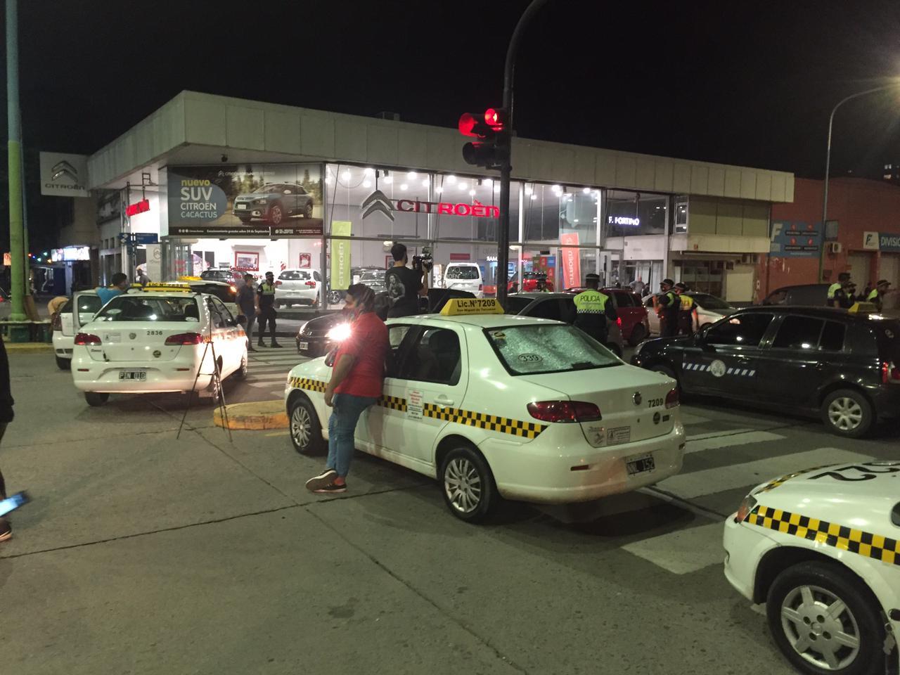 Taxistas vuelven a cortar la esquina de Alem y Mate de Luna en reclamo de seguridad