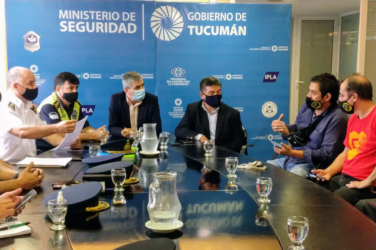 MESA DE TRABAJO. Autoridades del área de Seguridad recibieron a choferes de taxis. Foto: Prensa Seguridad