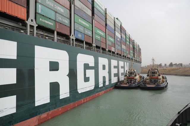 TRABAJOS PARA DESATASCARLO. Usando cables o colocándose al lado del barco, los remolcadores han intentado sacarlo de los bancos de arena a los lados del canal.