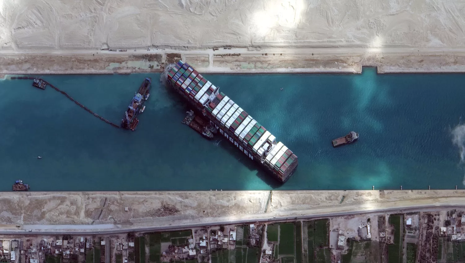 EN DIAGONAL. El barco quedó atravesado en diagonal en una sección del sur del canal en medio de fuertes vientos.