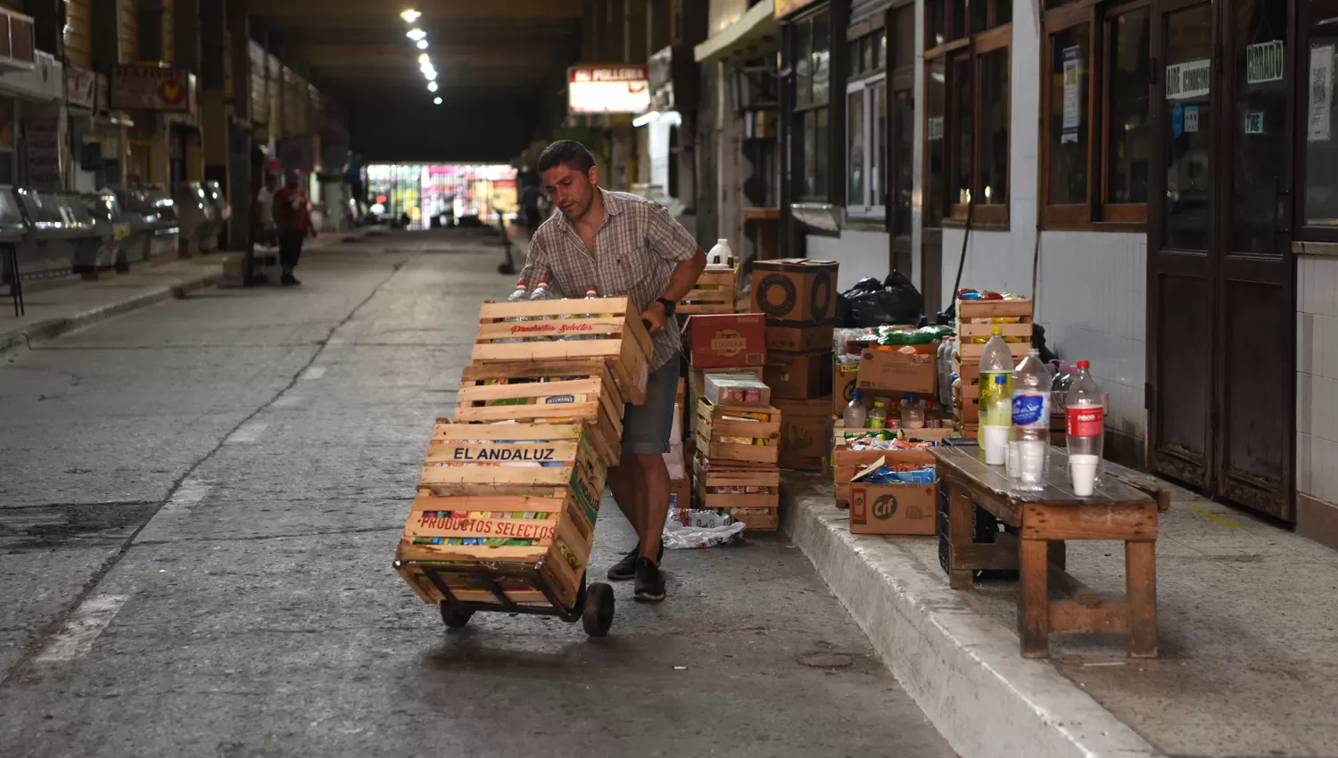 TRAS EL CIERRE. Alrededor de 800 trabajadores debieron abandonar sus puestos ante el peligro de derrumbe del Mercado del Norte.