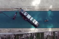 Comienzan a mover al buque mercante encallado en el Canal de Suez