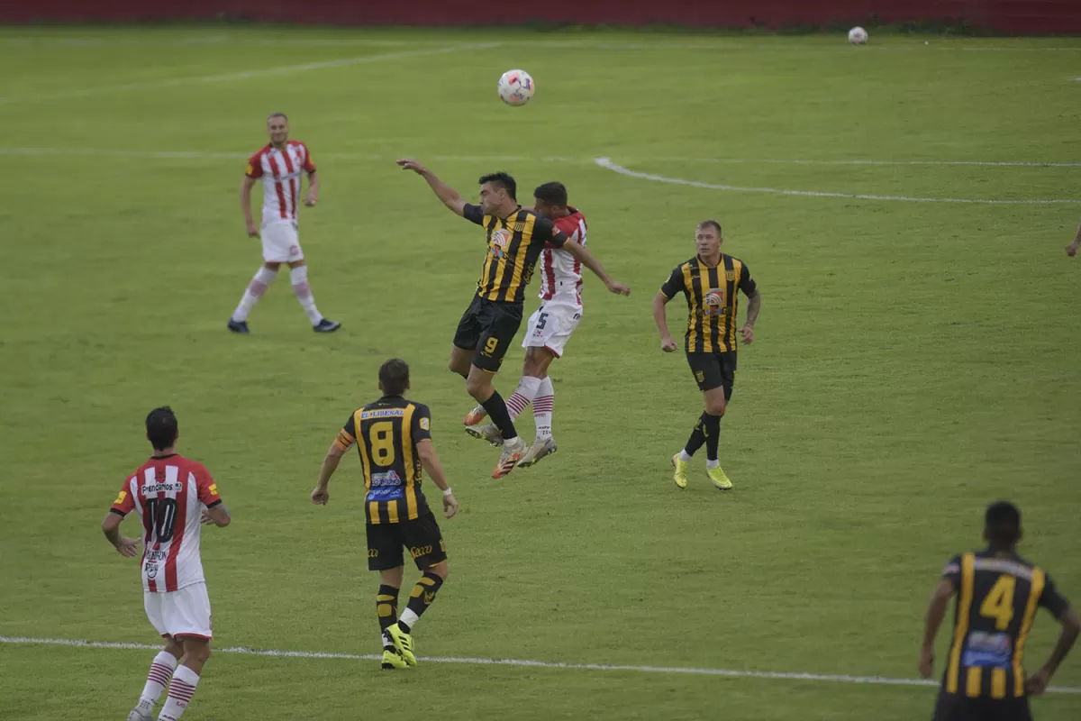 PELIGRO. Ezequiel Cérica le gana en las alturas a Juan Imbert. El goleador de Mitre podría haber sido una amenaza durante todo el partido, no sólo por su juego.