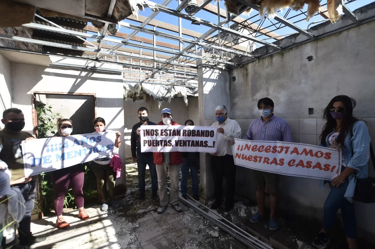 PROTESTA. Los preadjudicatarios exigen que la obra se acelere para evitar que sigan desmantelando el barrio.