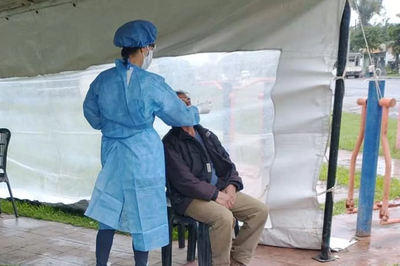 EN TAFÍ VIEJO. Agentes del Siprosa buscan posibles pacientes de covid-19 en los barrios. Foto: Prensa Salud