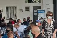 Alperovich, uno más entre los vacunados