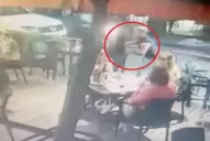 Video: en cuestión de segundos le roba una notebook a un hombre en un bar céntrico