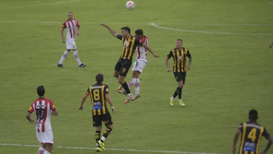 RIESGO. Ocho jugadores de Mitre que disputaron el partido ante San Martín están infectados de covid-19.