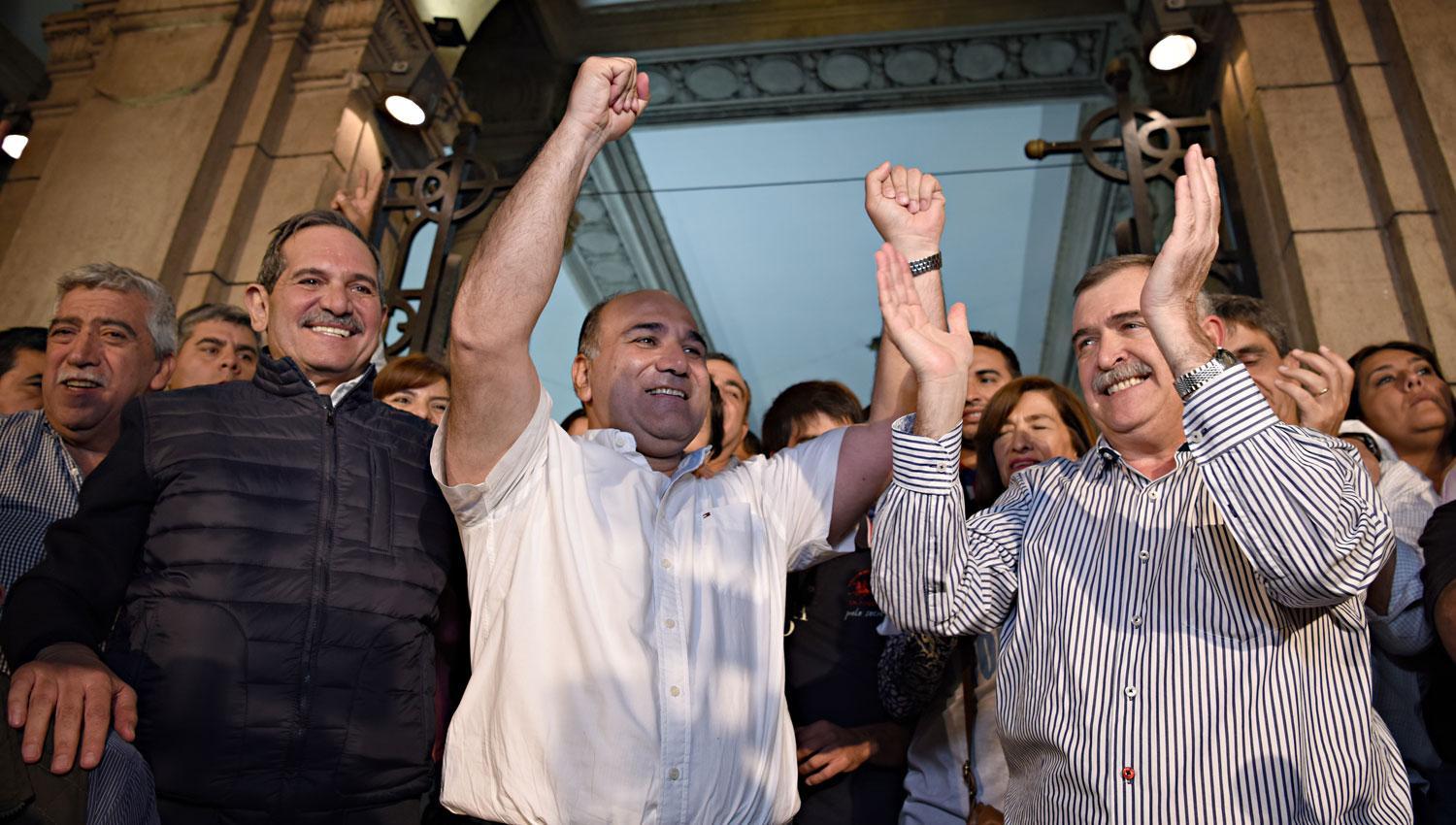 CELEBRACIÓN. En Casa de Gobierno, Manzur y Jaldo celebran el triunfo en una elección objetada por la oposición. Foto de Archivo LA GACETA / Juan Pablo Sánchez Noli