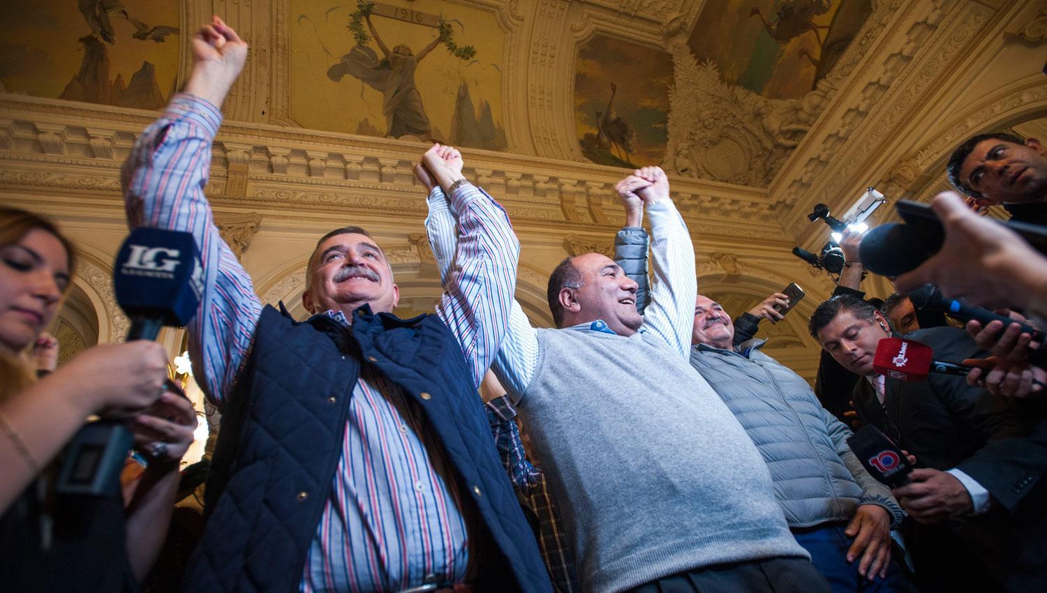 TRIUNFO. Manzur y Alperovich acompañan en la celebración a Jaldo. Foto: Archivo LA GACETA