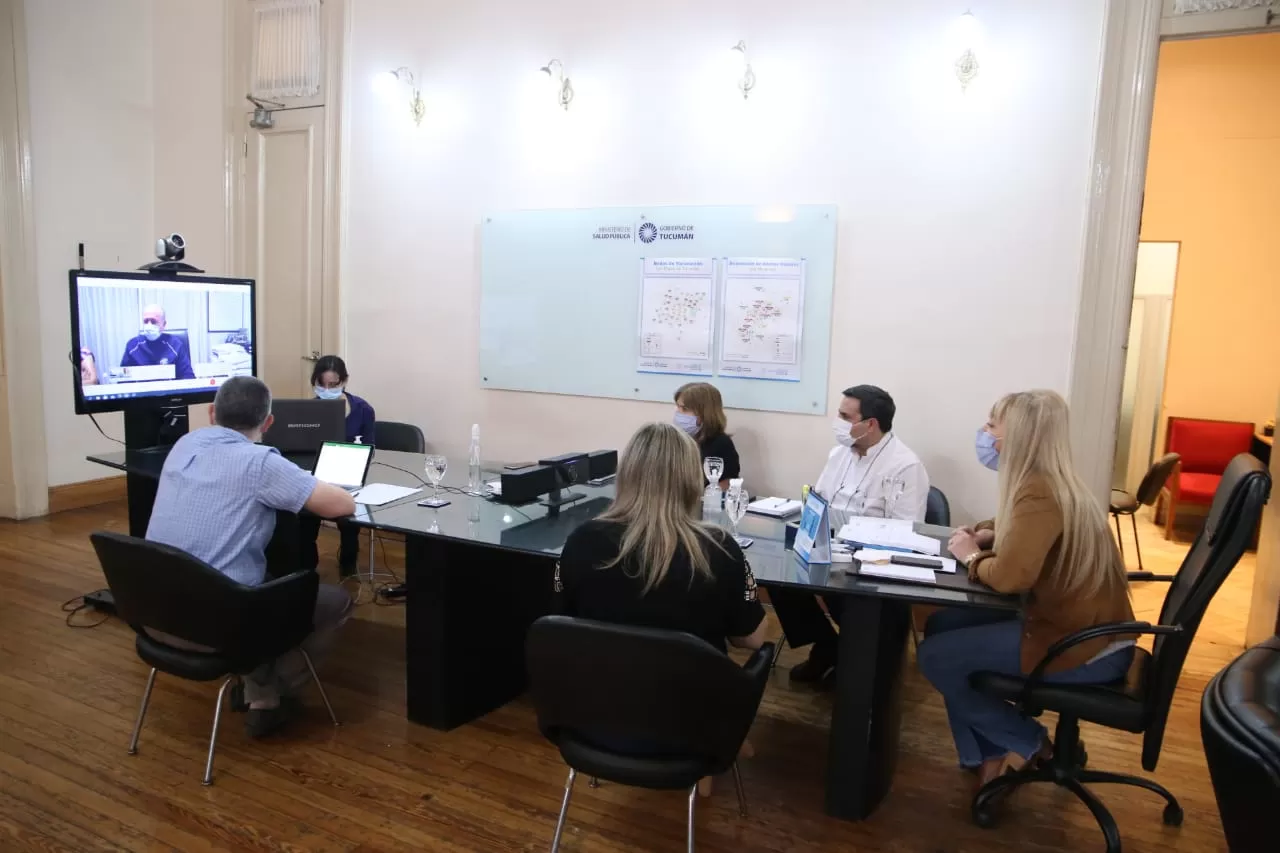 EN REUNIÓN. Chahla, junto a su equipo, en la reunión de CoFeSa. Foto: Salud Pública