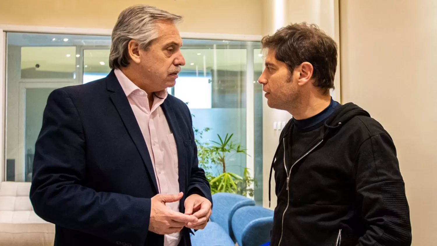 ANTES DE LA PANDEMIA. Alberto Fernández dialoga con Axel Kicillof, en 2019. Foto: Archivo