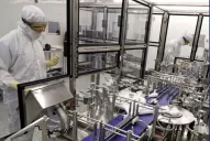 Biden aparta a AstraZeneca de una fábrica de vacunas