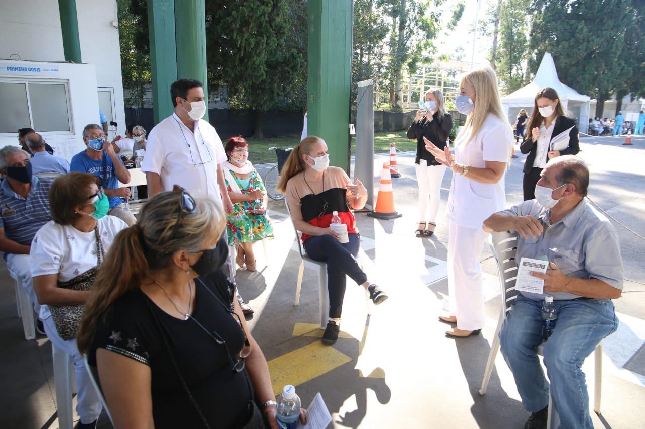 FUNCIONARIA. Rossana Chahla en el operativo de inmunización. Foto: Prensa Salud