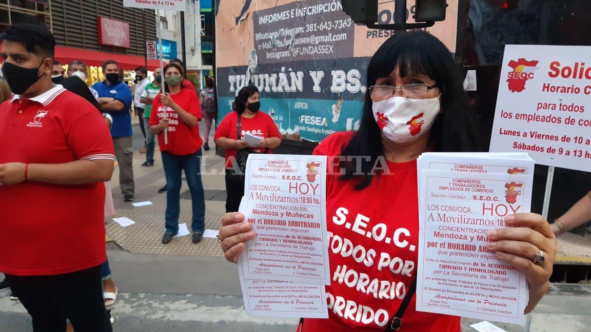 VOLVIERON A LAS CALLES. Los empleados nucleados en SEOC salieron a exigir que se respete el acuerdo firmado.