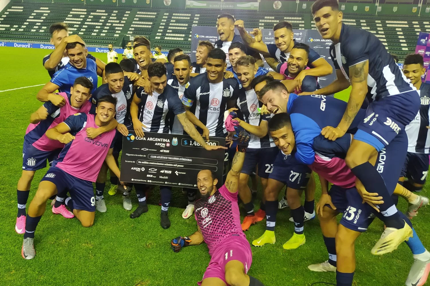 CON EL CHEQUE. Los jugadores del equipo cordobés festejaron en el estadio de Banfield. FOTO TOMADA DE TWITTER.COM/CATALLERESCBA