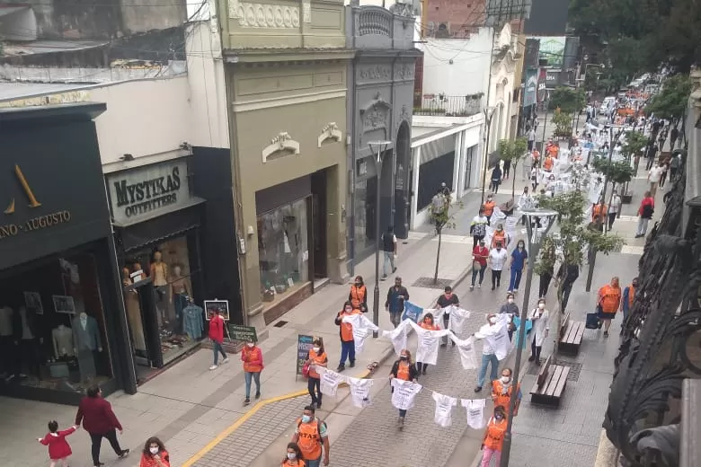 POR 25 DE MAYO AL 400. Trabajadores de Sitas marchan hacia la Casa de Gobierno.