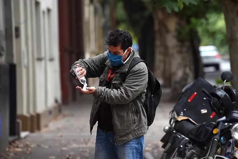 A EXTREMAR CUIDADOS. Un cadete se pone alcohol en gel en las manos.