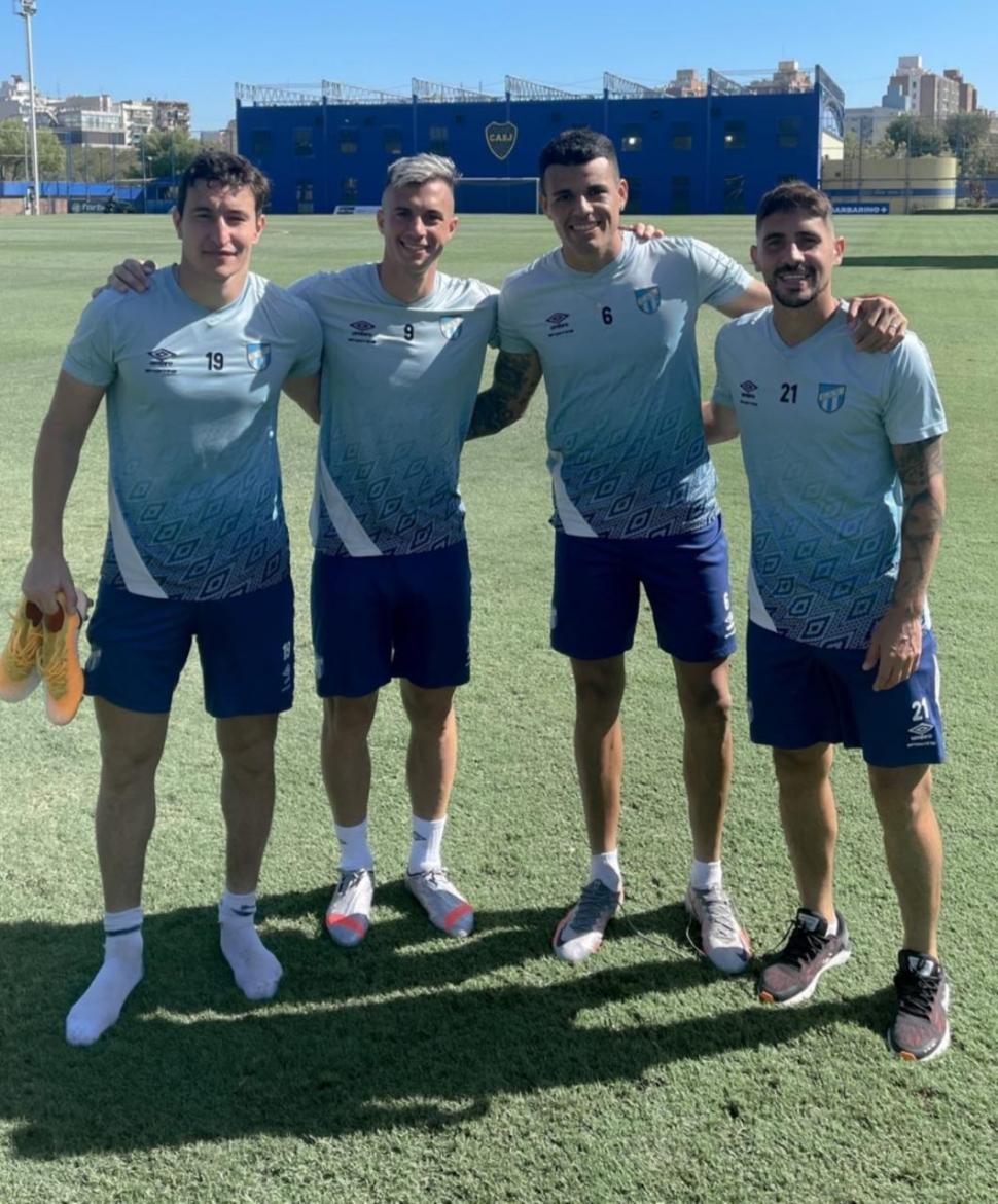  EN CASA AMARILLA. Antes de enfrentar a River, Aguirre, Lotti, Osores y Erbes se fotografiaron tras el entrenamiento de ayer en las instalaciones que les facilitó Boca. 