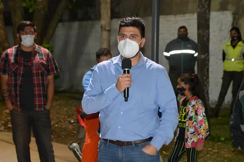 DE LA UCR. El intendente Sebastián Salazar dialoga con los vecinos en un evento oficial reciente. Foto: Municipalidad de Bella Vista