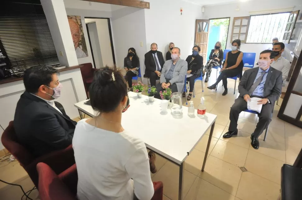 PRESENTACION. León y Techo ofrecen los resultados del trabajo a la comunidad representada por directivos de universidades y funcionarios de gobierno. 