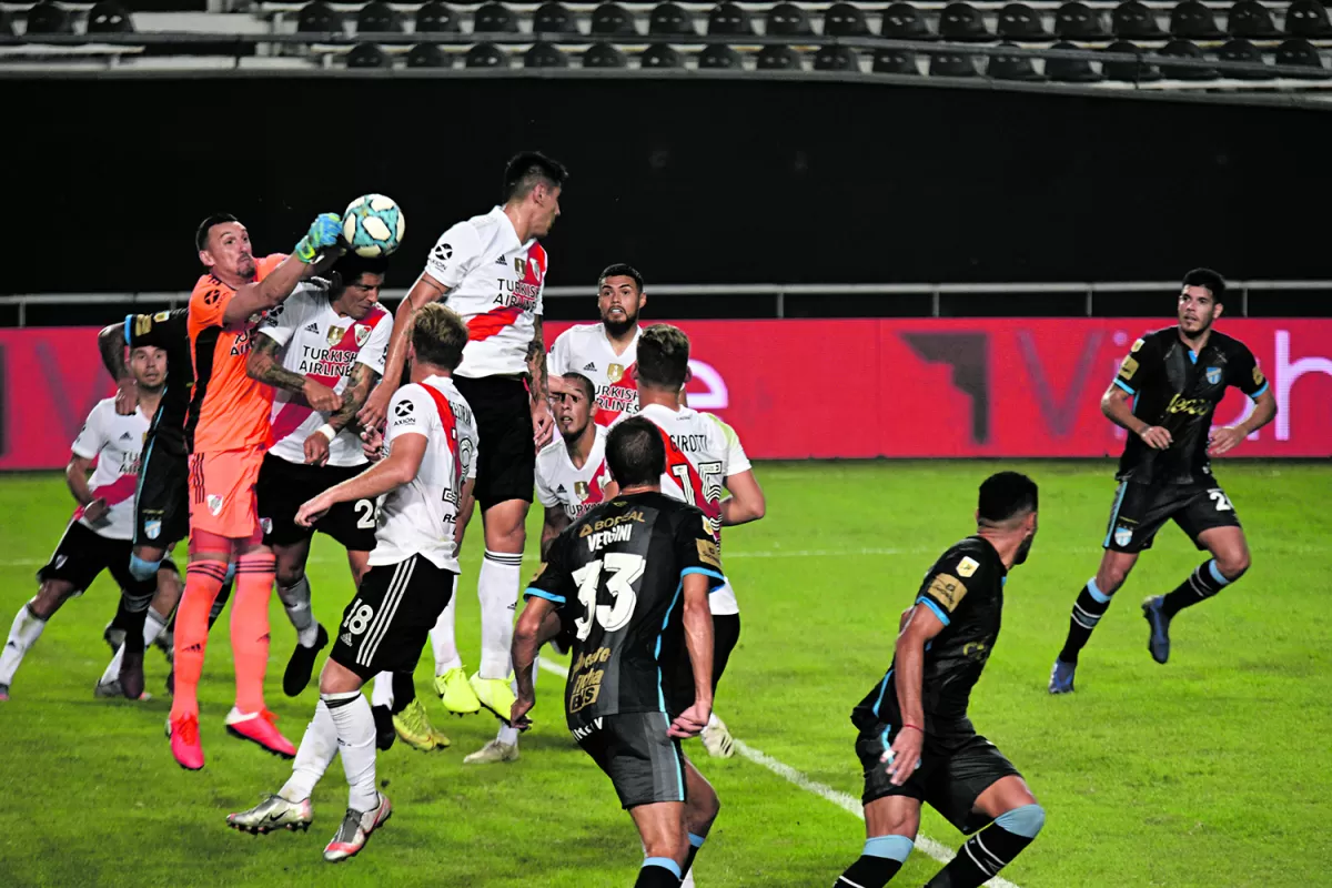 MULTITUD EN EL ÁREA. Franco Armani logra rechazar la pelota, entre las cabezas de sus compañeros y el asedio de los jugadores de Atlético. El arquero de River tuvo participaciones clave en el partido.