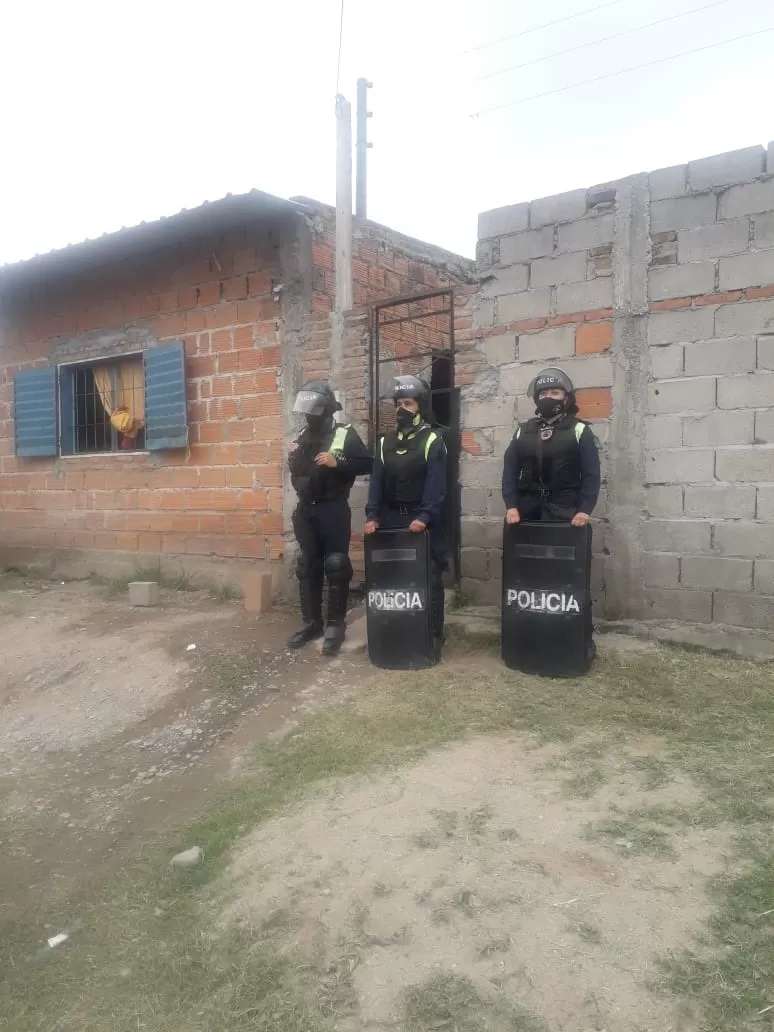 GUARDIA. Los efectivos en la vivienda donde detuvieron a “Guly” Soria. 